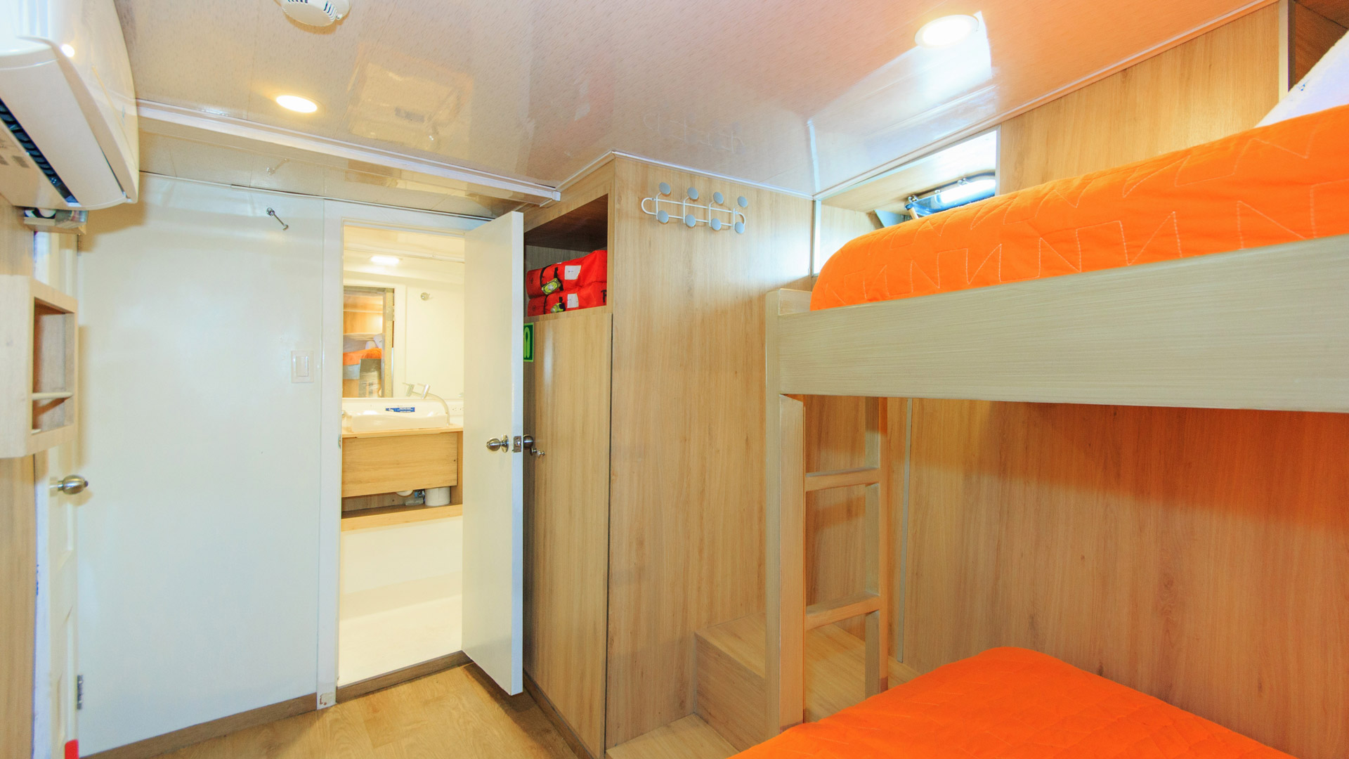 Lower deck cabin
