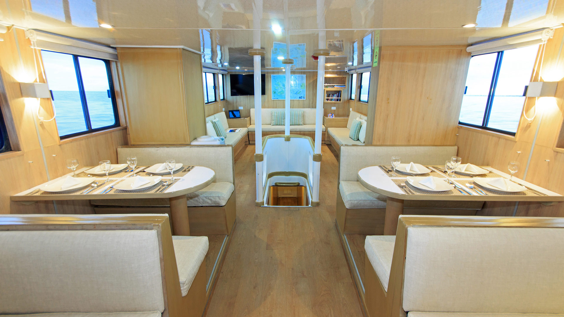 Maindeck dinning area