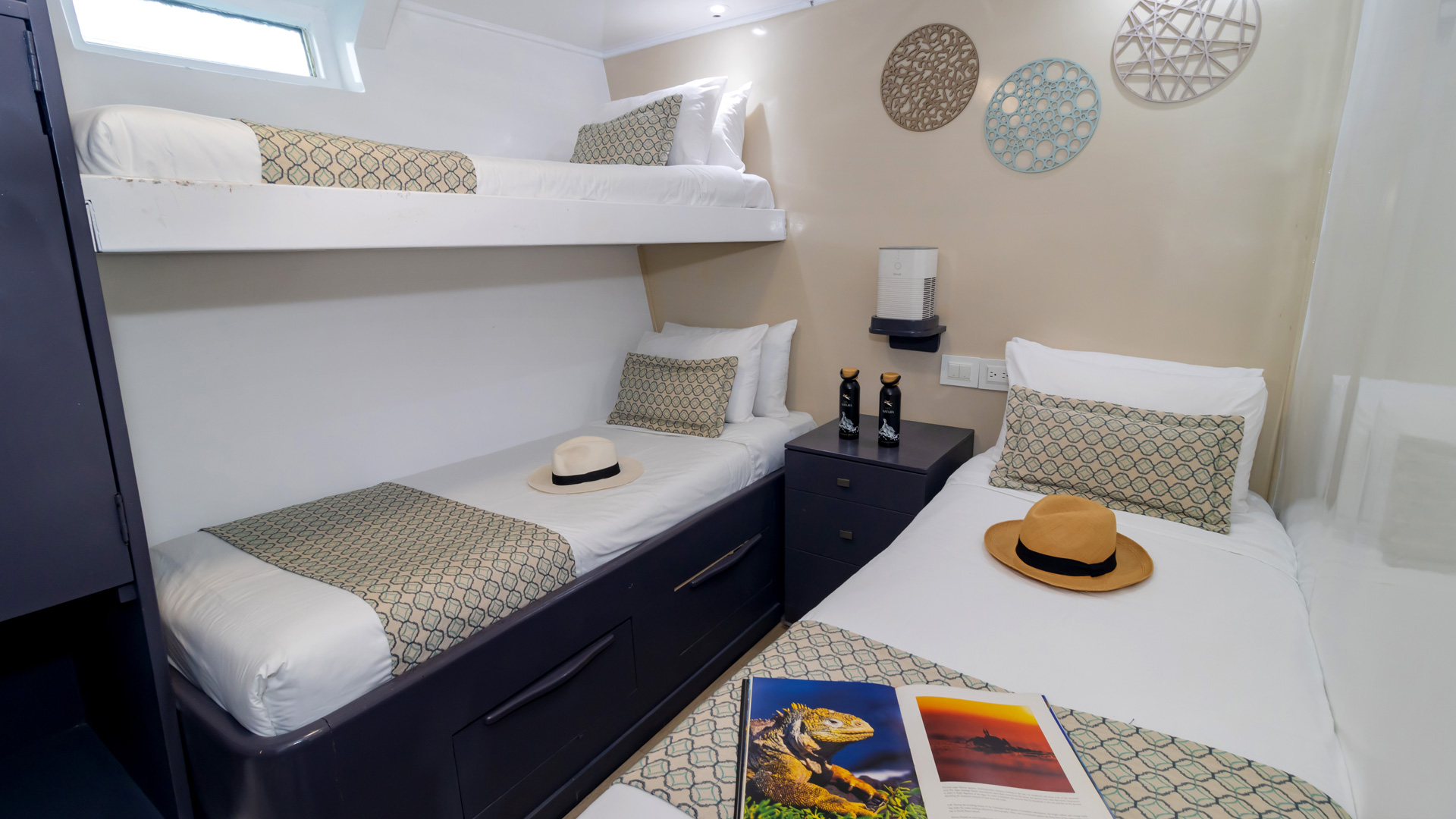 Triple cabin