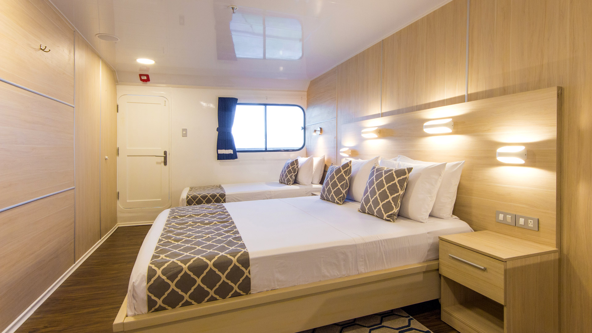 Triple Upper Deck