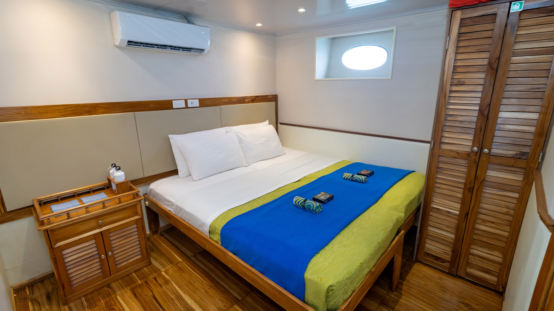 Double bed lower deck right