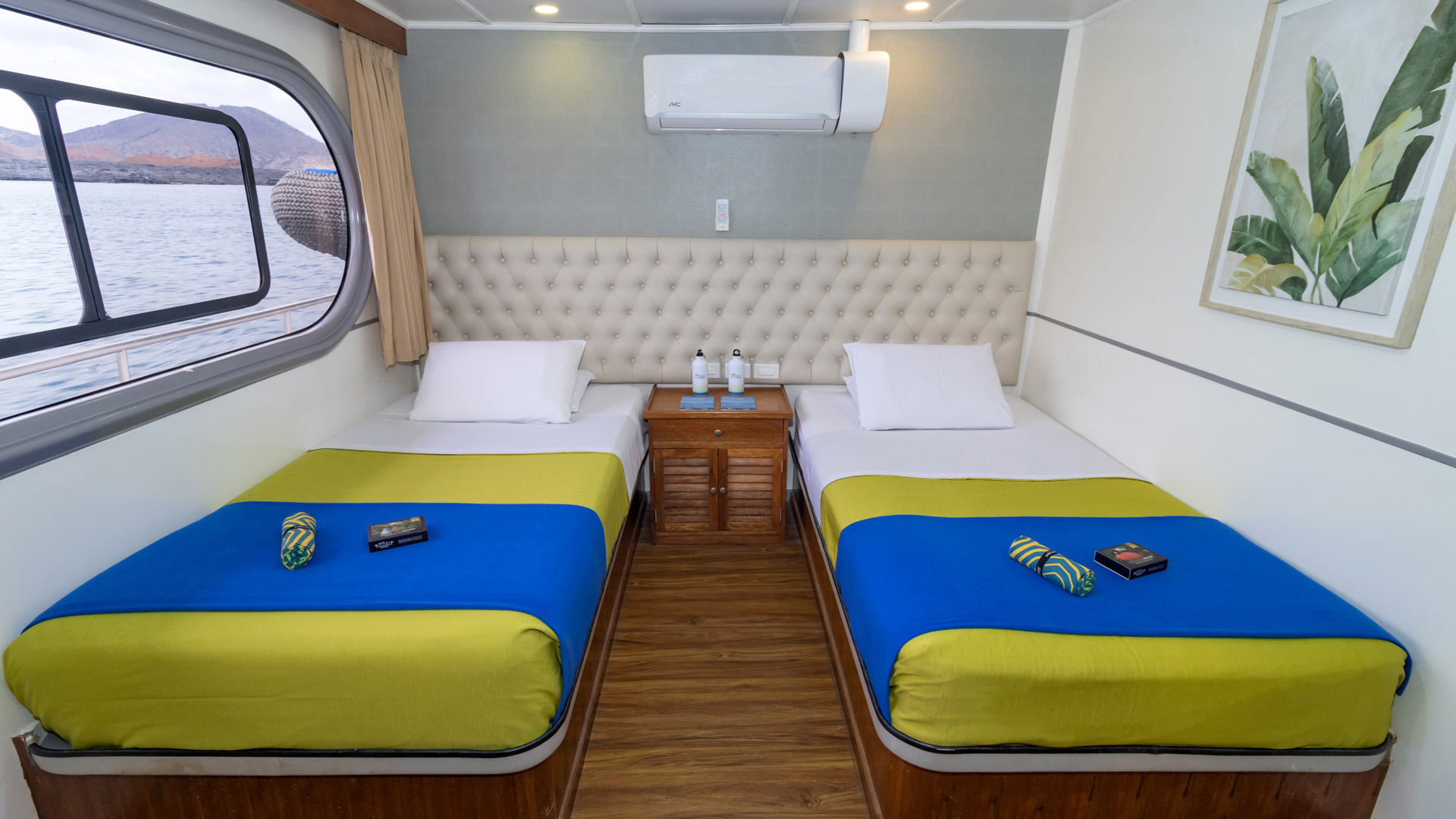 Twin bed main deck front